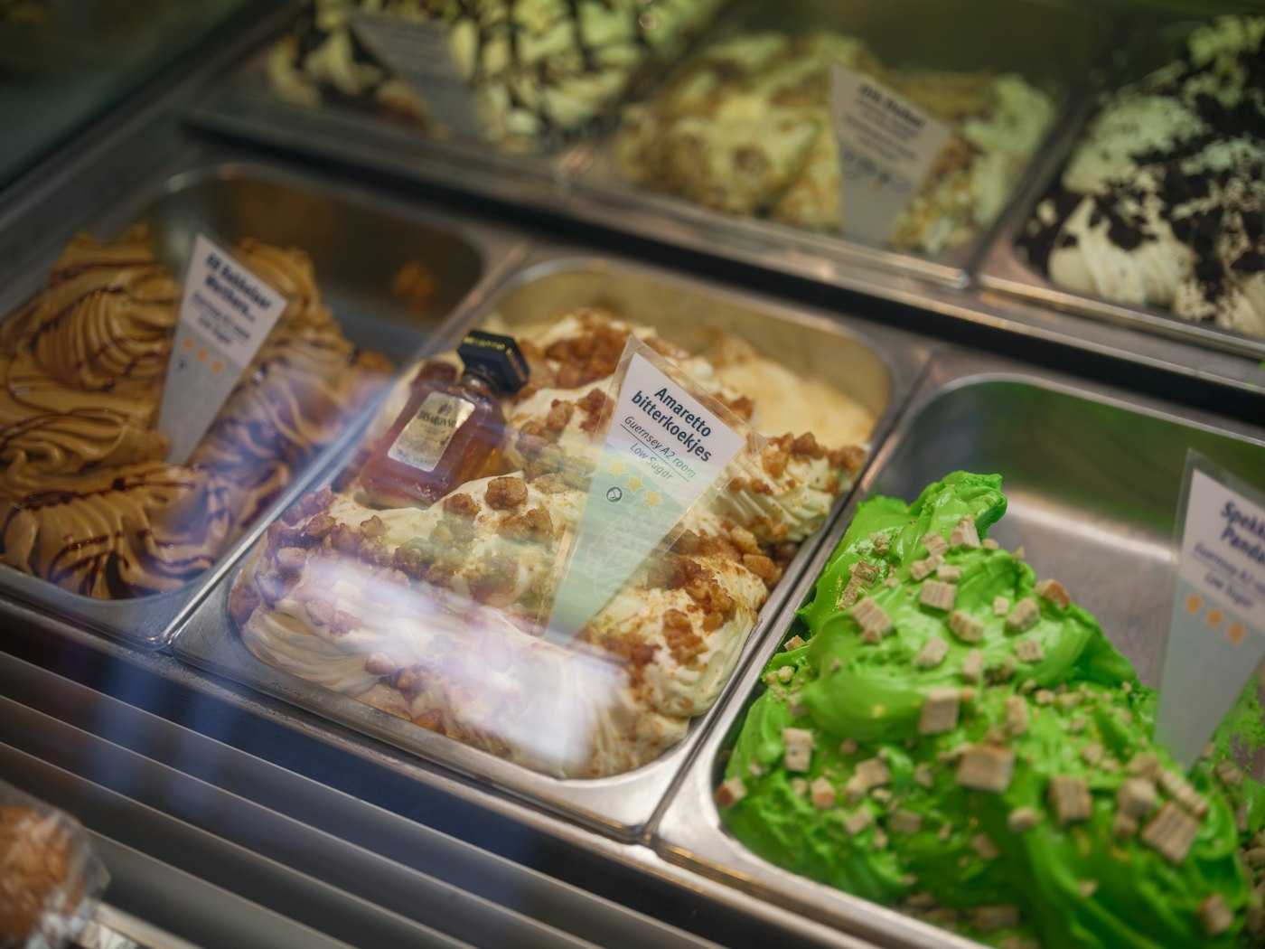 Vetrina di gelati artigianali con tutti i gusti